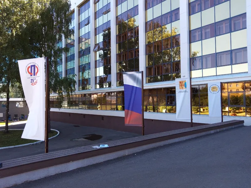 Флаги с печатью у входа в здание